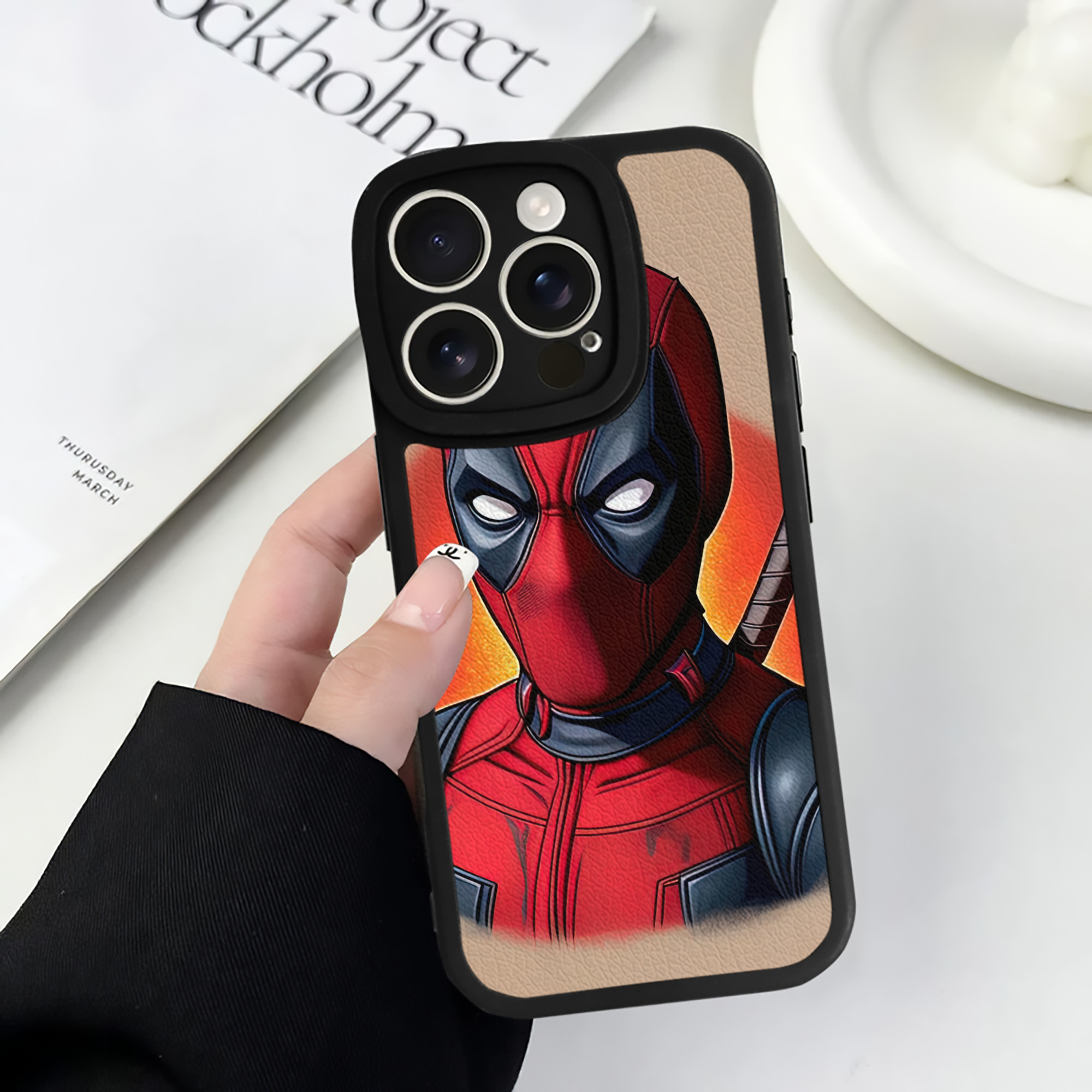 （画像用） Deadpool デッドプール 【iPhone 16シリーズ対応】シリコンスマホケース（レザー調） 材質：シリコン